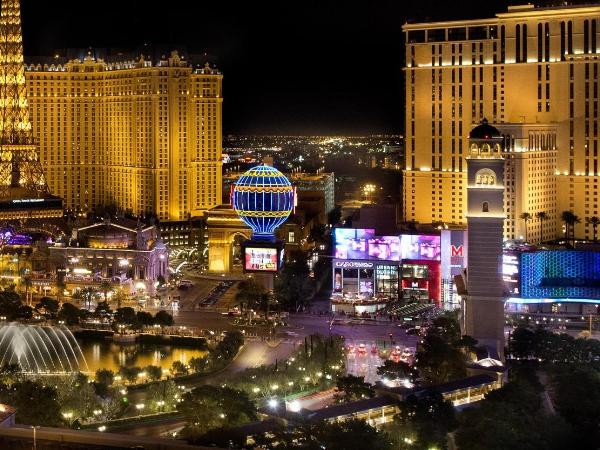 Bellagio : photo 5 de la chambre chambre lit king-size avec spa - vue sur strip