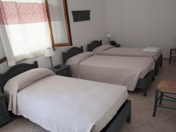 Residence Hotel Monte Ricciu : photo 5 de la chambre chambre triple