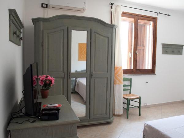 Residence Hotel Monte Ricciu : photo 7 de la chambre chambre quadruple