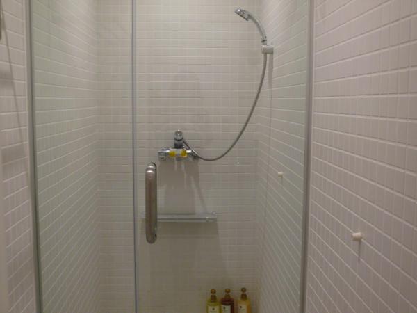 Piece Hostel Kyoto : photo 2 de la chambre chambre simple avec salle de bains commune