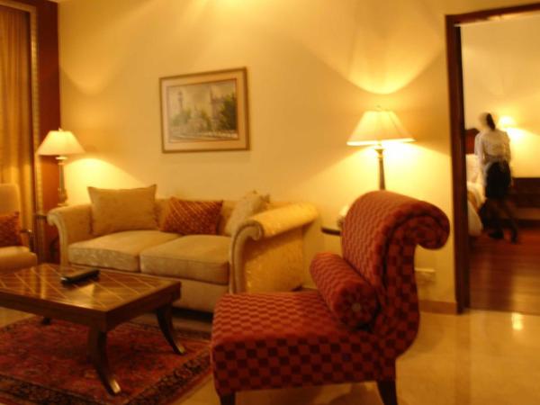 The Lalit Mumbai : photo 4 de la chambre lalit executive suite, king bed with sit out living room/ dining area and bathtub