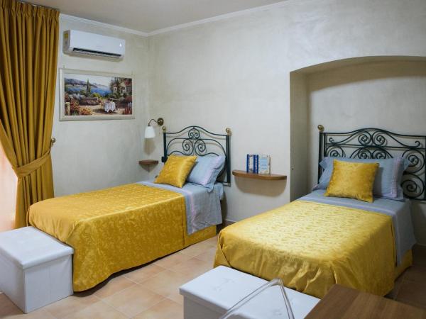 Vittoria Guest House Salerno : photo 4 de la chambre chambre lits jumeaux