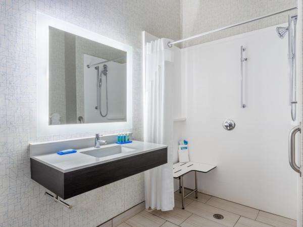 Holiday Inn Express Columbus - Ohio Expo Center, an IHG Hotel : photo 1 de la chambre chambre lit king-size avec baignoire accessible aux personnes à mobilité réduite - non-fumeurs
