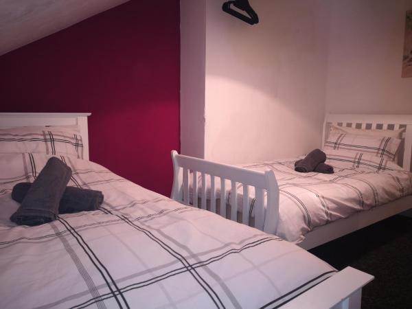 Eurovilla : photo 4 de la chambre chambre lits jumeaux avec salle de bains commune