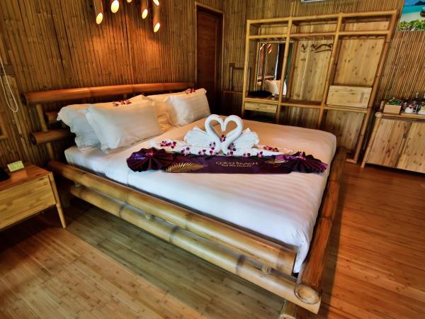 Phi Phi CoCo Beach Resort - SHA Extra Plus : photo 1 de la chambre bungalow de plage avec piscine