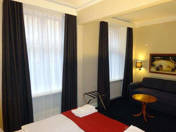 City Hotel Nebo : photo 7 de la chambre chambre quadruple avec salle de bains