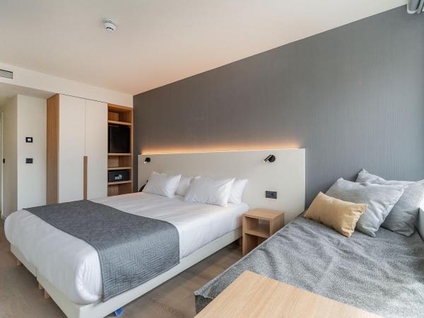 Hotel Distrito Oeste : photo 2 de la chambre chambre double avec lit d'appoint