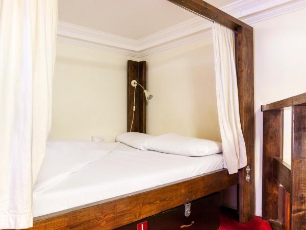 Palmers Lodge Swiss Cottage : photo 2 de la chambre lit double dans un dortoir mixte de 9 lits