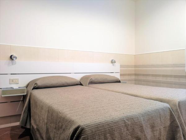 Hotel Rossi : photo 2 de la chambre chambre double avec salle de bains commune