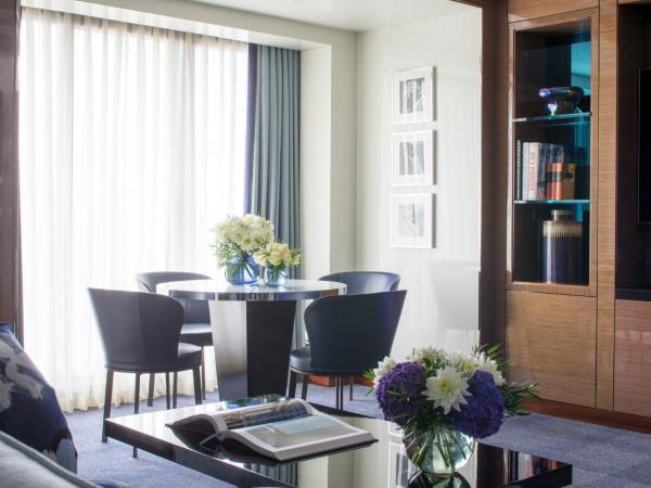 Four Seasons Hotel London at Park Lane : photo 2 de la chambre suite ambassador avec lit king-size