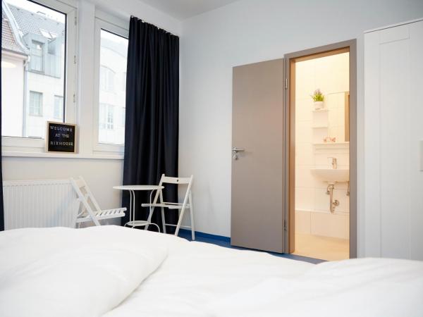 RixHouse Hostel : photo 5 de la chambre chambre double avec salle de bains privative