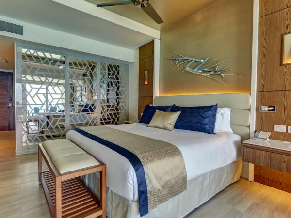 Royalton CHIC Cancun, An Autograph Collection All-Inclusive Resort - Adults Only : photo 6 de la chambre suite junior de luxe - côté océan