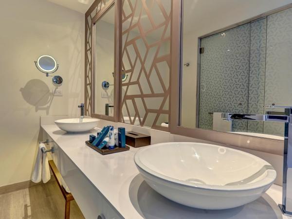 Royalton CHIC Cancun, An Autograph Collection All-Inclusive Resort - Adults Only : photo 10 de la chambre suite junior de luxe - vue sur coucher du soleil