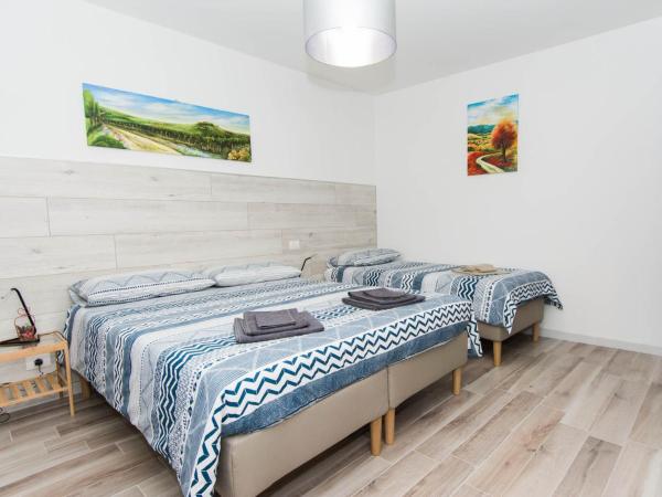 B&B Borgo Antico : photo 1 de la chambre chambre triple avec salle de bains privative