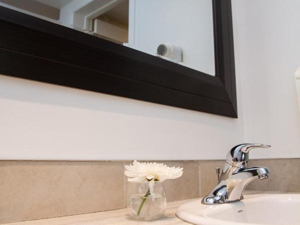 Rideau Heights Inn : photo 5 de la chambre suite lit king-size