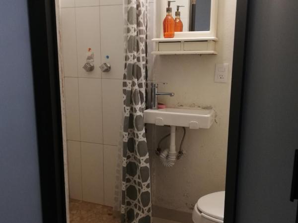 Hostel Mexico DF Airport : photo 4 de la chambre chambre double avec salle de bains privative