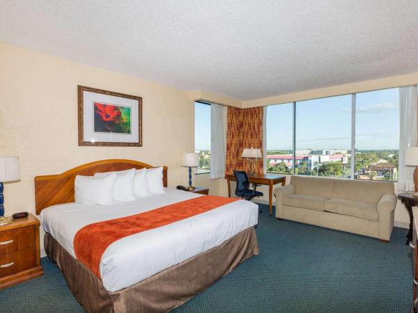 Ramada by Wyndham Kissimmee Gateway - Free Theme Park Shuttle : photo 4 de la chambre chambre lit king-size deluxe avec canapé-lit - tour