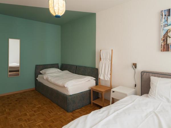 B&B Louis-Favre 21 : photo 1 de la chambre chambre triple avec salle de bains commune