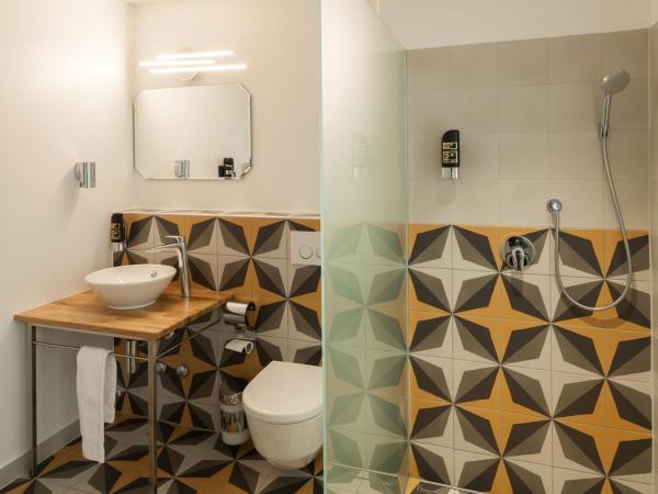 B&B Louis-Favre 21 : photo 2 de la chambre chambre double avec salle de bains commune