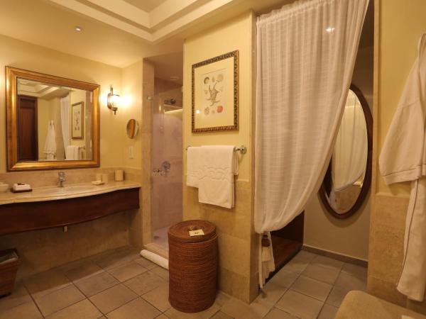 The Residence Mauritius : photo 4 de la chambre chambre coloniale double ou lits jumeaux - vue sur jardin