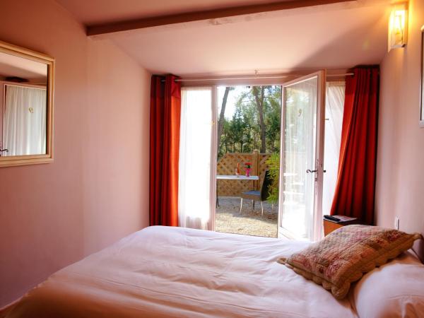 Le Mas des Ecureuils : photo 6 de la chambre cottage chambre double avec vue sur le jardin