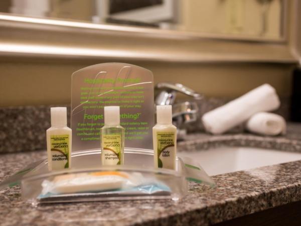 Holiday Inn Hotel & Suites Oklahoma City North, an IHG Hotel : photo 2 de la chambre chambre lit king-size pour personnes à mobilité réduite – douche accessible en fauteuil roulant - non-fumeurs