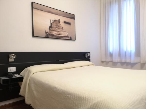 Hotel Rossi : photo 3 de la chambre chambre double avec salle de bains commune