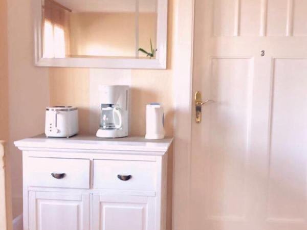 Ela Apartments Berlin : photo 7 de la chambre chambre quadruple avec salle de bains commune