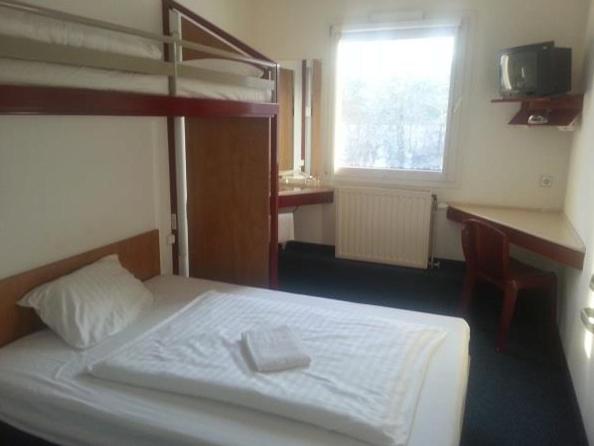 Motel 24h Bremen : photo 5 de la chambre chambre double avec salle de bains commune