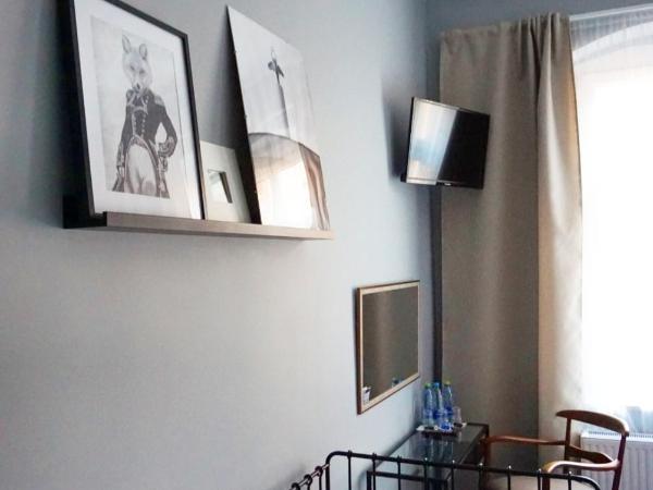 Expolis Residence - City Center MTP TARGI - 24h #betterthanyourEX : photo 2 de la chambre chambre lits jumeaux avec salle de bains privative