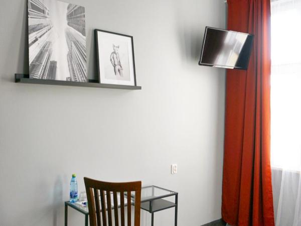 Expolis Residence - City Center MTP TARGI - 24h #betterthanyourEX : photo 1 de la chambre chambre simple avec salle de bains privative