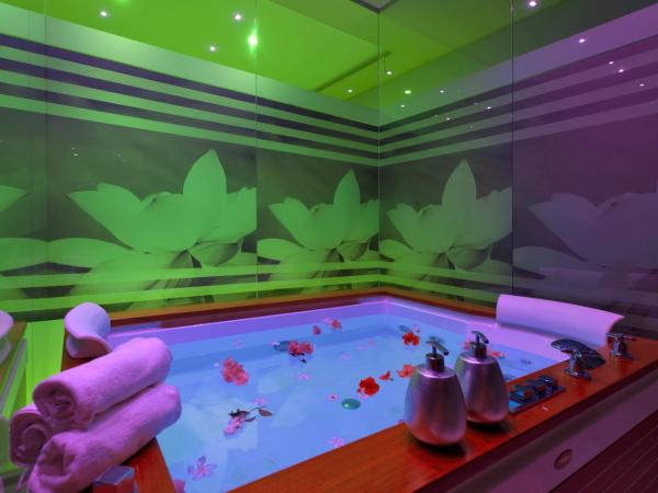 Boban Luxury Suites : photo 2 de la chambre suite avec baignoire spa et terrasse - vue sur mer
