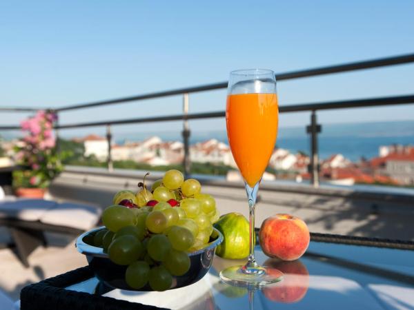 Boban Luxury Suites : photo 8 de la chambre suite avec baignoire spa et terrasse - vue sur mer