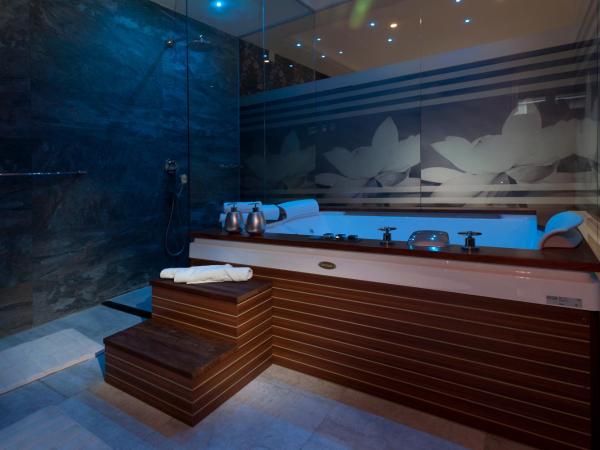 Boban Luxury Suites : photo 5 de la chambre suite avec baignoire spa et terrasse - vue sur mer