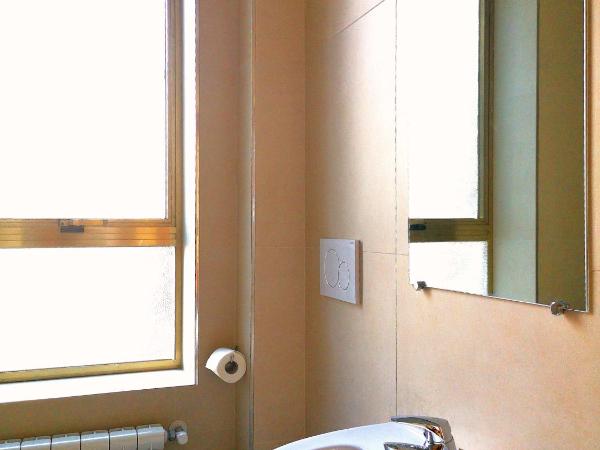 Hotel Rossi : photo 4 de la chambre chambre double avec salle de bains commune