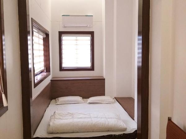 Carlton Hotel Mumbai - Behind Taj Mahal Palace Colaba Mumbai : photo 7 de la chambre chambre double supérieure avec salle de bains commune et climatisation