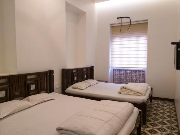 Carlton Hotel Mumbai - Behind Taj Mahal Palace Colaba Mumbai : photo 2 de la chambre chambre triple supérieure avec climatisation et salle de bains commune