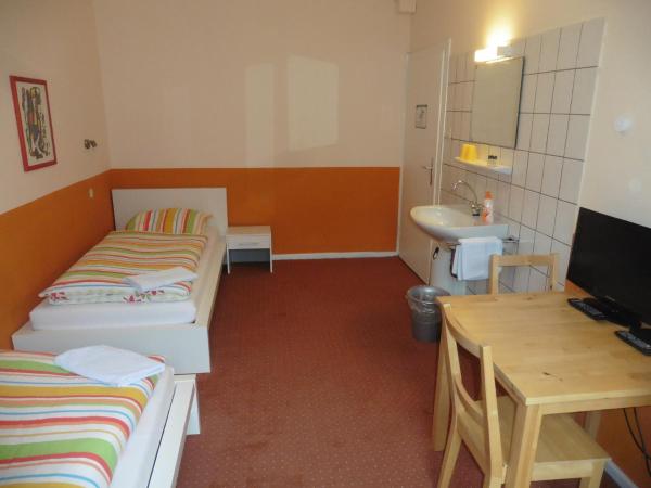 Gästehaus Grupello : photo 4 de la chambre chambre lits jumeaux avec salle de bains commune