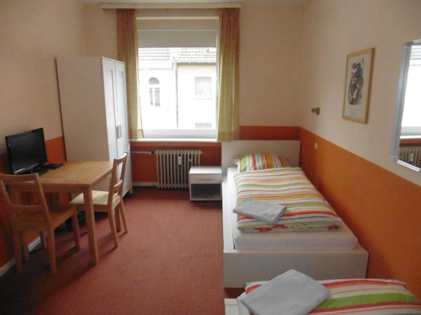 Gästehaus Grupello : photo 3 de la chambre chambre lits jumeaux avec salle de bains commune