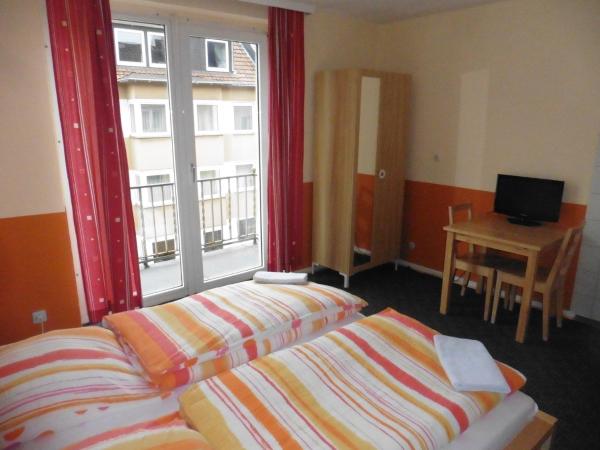 Gästehaus Grupello : photo 1 de la chambre chambre double avec balcon et salle de bains commune