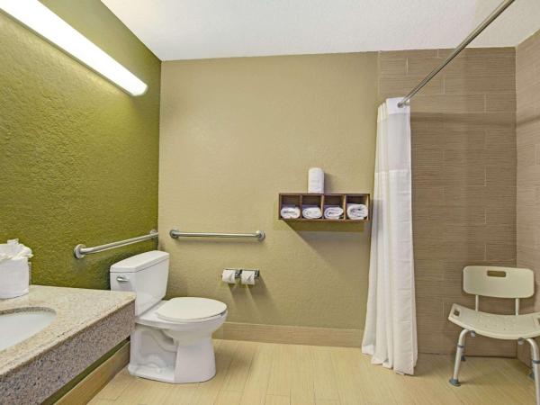 Super 8 by Wyndham San Antonio Downtown NE : photo 1 de la chambre chambre avec 2 lits queen-size - accessible aux personnes à mobilité réduite - non-fumeurs