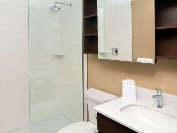 Microtel Inn & Suites by Wyndham Red Deer : photo 3 de la chambre chambre standard lit queen-size