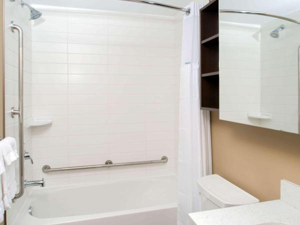 Microtel Inn & Suites by Wyndham Red Deer : photo 1 de la chambre chambre lit queen-size - accessible aux personnes à mobilité réduite