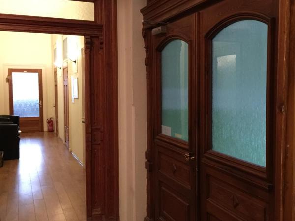 Zimmerfrei-Dresden mit Bad-Miniküche Self Check In 24-7 : photo 10 de la chambre triple room with bathroom and mini kitchen