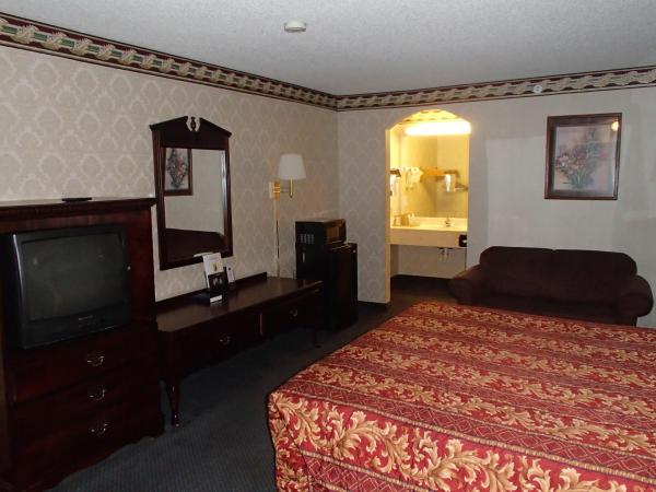 Super 8 by Wyndham Dallas South : photo 1 de la chambre chambre lit king-size - non-fumeurs