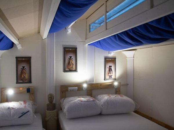 HafenTraum IndoorCampingHostel : photo 3 de la chambre chambre triple avec salle de bains commune