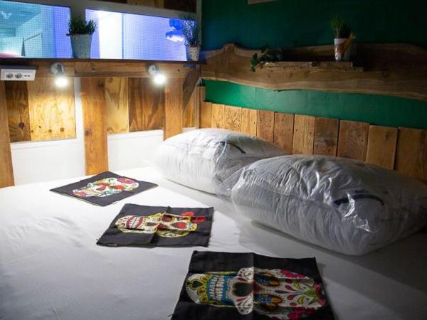 HafenTraum IndoorCampingHostel : photo 2 de la chambre chambre double avec salle de bains commune