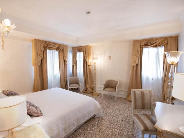 Ca' Bonfadini Historic Experience : photo 4 de la chambre chambre supérieure lit king-size - vue sur canal