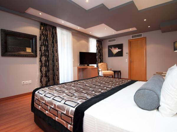 Nefeli Hotel Alimos : photo 6 de la chambre suite avec vue partielle sur mer