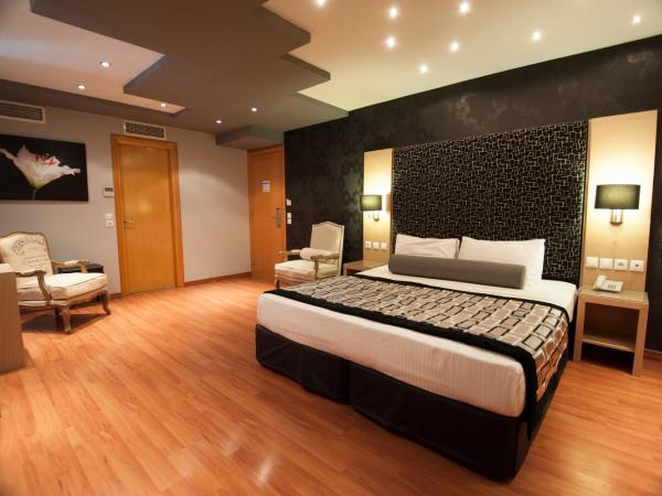 Nefeli Hotel Alimos : photo 4 de la chambre suite avec vue partielle sur mer